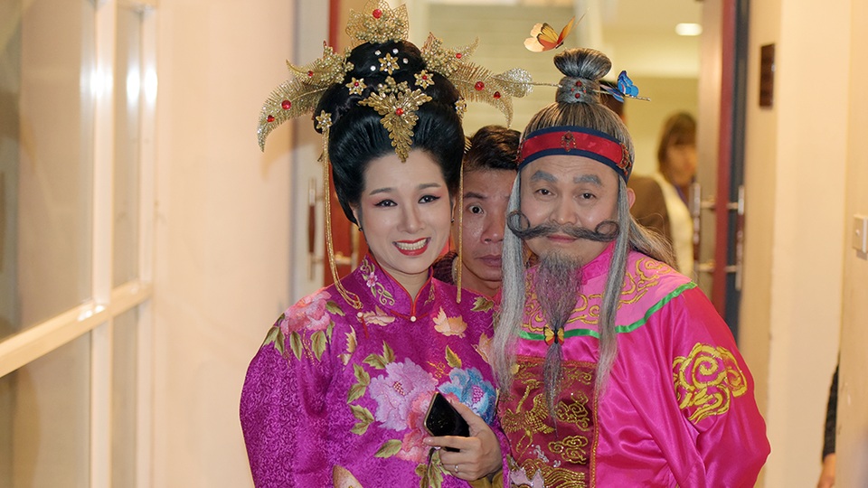 Ông Tơ, bà Nguyệt đang yên lành thì Công Lý bỗng đấu xuất hiện, chen vào giữa phá đội hình. Tuy nhiên, cả hai nhân vật chính vẫn say sưa tạo dáng mà không biết đang có kẻ thứ ba phá ở phía sau.