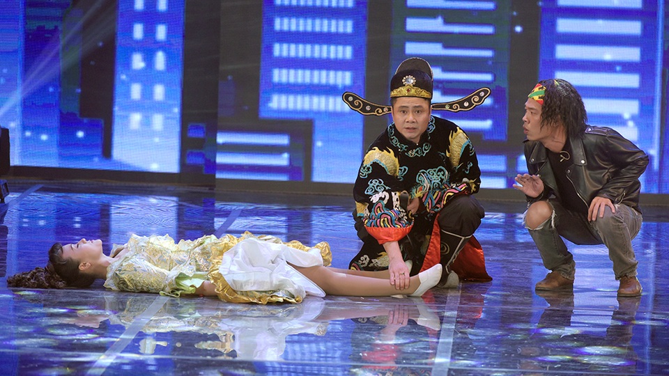 Gala Cười 2017: Hình ảnh bất ngờ về Quang Thắng, Xuân Bắc, Tự Long - 2 Tiết mục mở màn đầy hài hước của các nghệ sĩ. Trong tiết mục này, Vân Dung hoá thân thành nàng Juiliet, Tự Long hoá thân thành nghệ sĩ Tuồng còn Quang Thắng đóng vai Romeo.