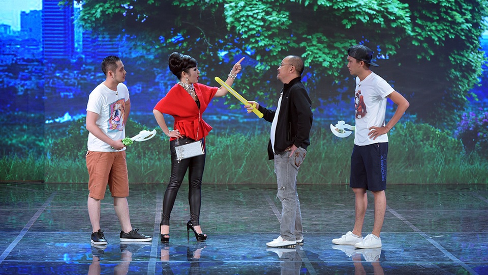 Gala Cười 2017: Hình ảnh bất ngờ về Quang Thắng, Xuân Bắc, Tự Long - 11 Thuý Nga vào vai con nợ có tên Nga hèn nhưng hình thức bên ngoại lại vô cùng sang chảnh. Con nợ này nhờ láu cá và thủ đoạn nên lần nào 3 cha con chủ nợ tìm đến cô cũng không phải trả nợ.