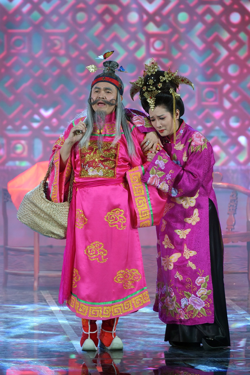 Gala Cười 2017: Hình ảnh bất ngờ về Quang Thắng, Xuân Bắc, Tự Long - 12 Ông Tơ, bà Nguyệt là tiểu phẩm không chỉ có kịch mà còn có cả âm nhạc. Giọng ca ngọt ngào của 2 nghệ sĩ Xuân Hinh - Thanh Thanh Hiền không chỉ làm cho tiểu phẩm mềm mại hơn mà còn mang đến nhiều màu sắc thú vị.