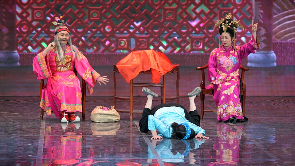 Gala Cười 2017: Hình ảnh bất ngờ về Quang Thắng, Xuân Bắc, Tự Long - 15 Tiểu phẩm đề cập đến các vấn đề nóng của xã hội như: chuyện li hôn của các cặp vợ chồng trẻ, chuyện bạo hành gia đình và cả nạn bảo quản thực phẩm bằng hoá chất.
