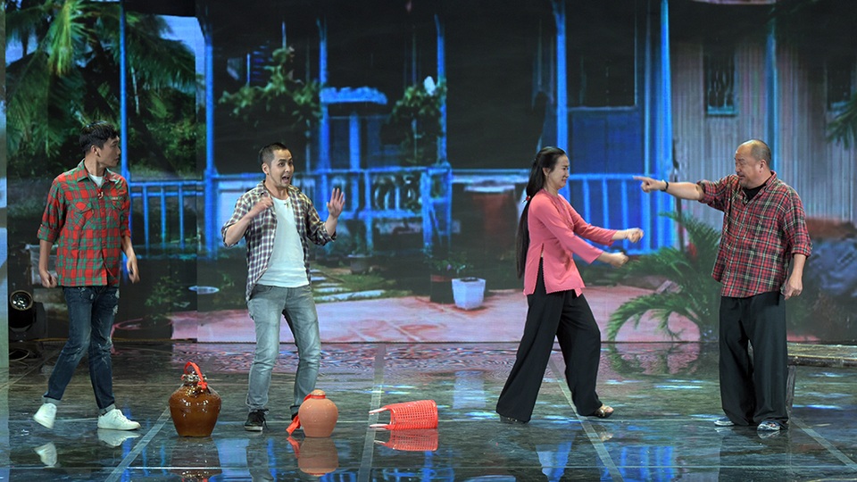 Gala Cười 2017: Hình ảnh bất ngờ về Quang Thắng, Xuân Bắc, Tự Long - 17 Tiểu phầm Bác thằng bần gặp thần lưu ly gián tiếp cảnh tỉnh những đức lang quân suốt ngày say xỉn và đam mê cờ bạc làm khổ vợ con. Tiểu phẩm do các nghệ sĩ phía Nam biểu diễn.