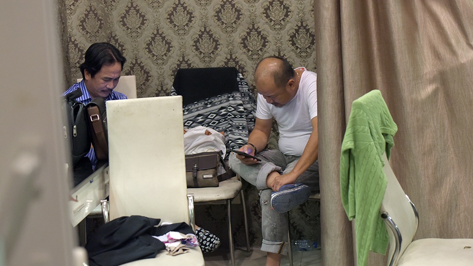 Nghệ sĩ làng hài phía Nam là Hoàng Sơn, Sơn Hải đang học lại lời thoại trên điện thoại trước khi bước vào hoá trang. Dù thời tiết Hà Nội khá lạnh nhưng cả hai vẫn kêu nóng nên mặc trên mình những chiếc áo rất mỏng manh.