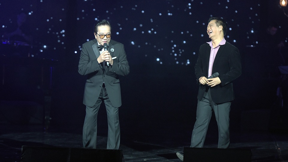 Ngoài giọng hát ông còn tiết lộ bí mật về 5 cuộc tình lớn của nhạc sỹ Lam Phương mang đến những tràng cười thú vị cho khán giả. Hàng loạt tuyệt phẩm như “Lầm,” “Cỏ úa,” “Duyên kiếp”… qua giọng hát “cường tráng” và kịch tính của Elvis Phương khiến khán giả cảm thấy ấm áp...