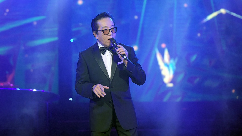 Xuất hiện với phong cách trẻ trung, nam tính thường thấy, Elvis Phương hát ca khúc đầu tiên được ông thu âm là “Nửa đêm ngoài phố” của Trúc Phương. Đúng như hé mở từ trước với báo chí, Elvis Phương khiến khán giả ngỡ ngàng khi “rock hóa” bản nhạc trữ tình này. Ông cũng lý giải về câu chuyện đến với ca khúc “Nửa đêm ngoài phố” ngay trên sân khấu. Vào những ngày đầu đi hát, Elvis phương chỉ hát nhạc quốc tế. Nhưng trong một lần ngẫu hứng hát trên sân khấu, bị yêu cầu hát tiếng Việt, Elvis phương đã hát “Nửa đêm ngoài phố” vì ở nhà bố mẹ thường nghe bằng phong cách trữ tình và cả rock khiến khán giả hưởng ứng nhiệt tình…