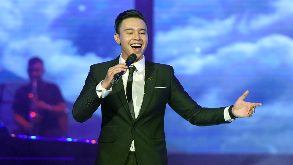 Ca sĩ Đông Hùng.