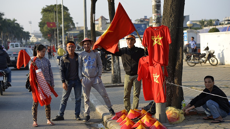 
Nhiều bạn trẻ bán đồ cho khán giả vào xem đội tuyển thi đấu
