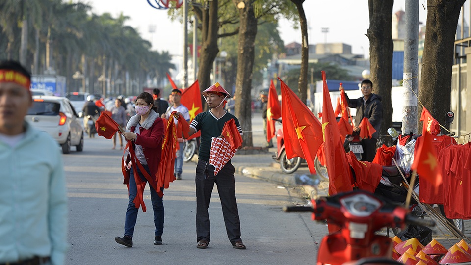 Mỹ Đình “sôi sục” trước giờ bóng lăn - 10