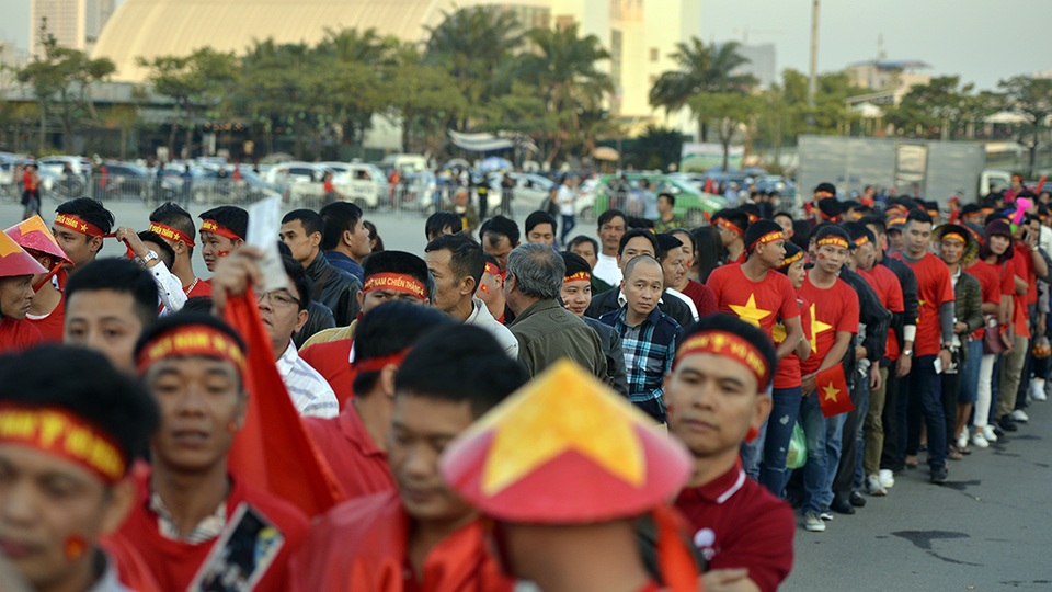 
Ngay từ 17h, các cổ động viên Việt Nam đã xếp hàng chờ vào sân
