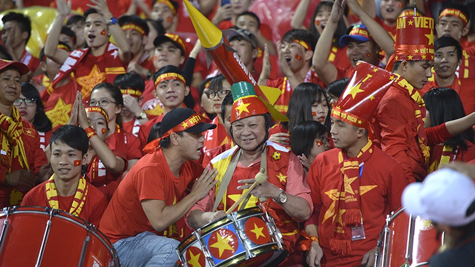 
Cổ động viên Việt Nam cuồng nhiệt trên khán đài
