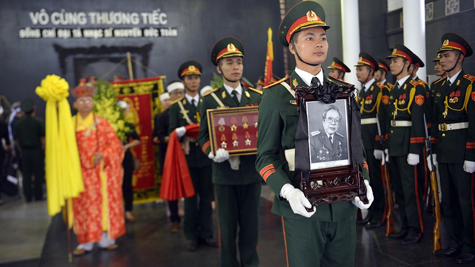 Vợ nhạc sĩ Nguyễn Đức Toàn ngồi xe lăn nghẹn ngào tiễn biệt chồng - 18 Vợ nhạc sĩ Nguyễn Đức Toàn ngồi xe lăn nghẹn ngào tiễn biệt chồng - 18