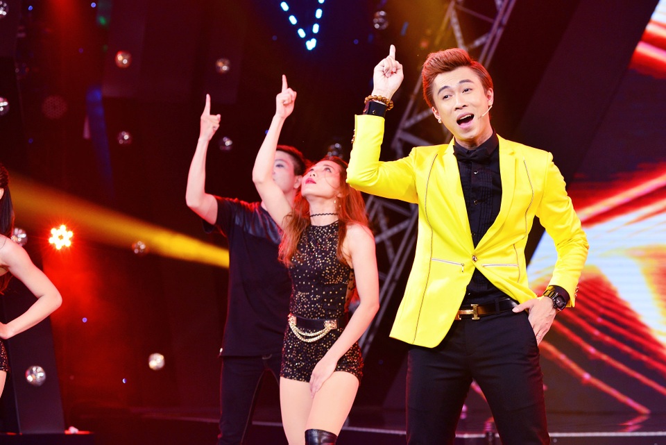 
Hồ Việt Trung lịch lãm trên sân khấu
