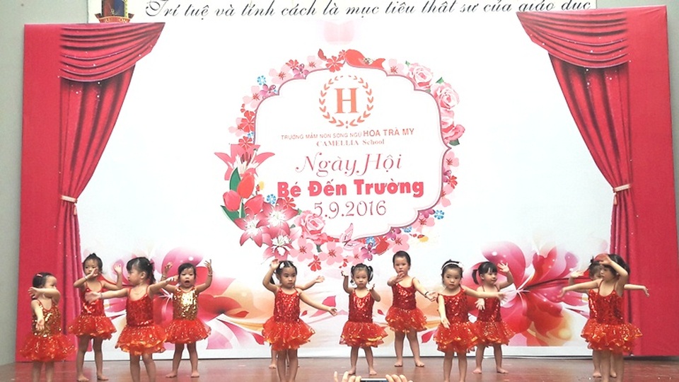 Lãnh đạo Đảng, Nhà nước dự khai giảng cùng các em học sinh - 24
Học sinh trường MN song ngữ Hoa Trà My biểu diễn văn nghệ tại Lễ Khai giảng năm học mới 2016 - 2017