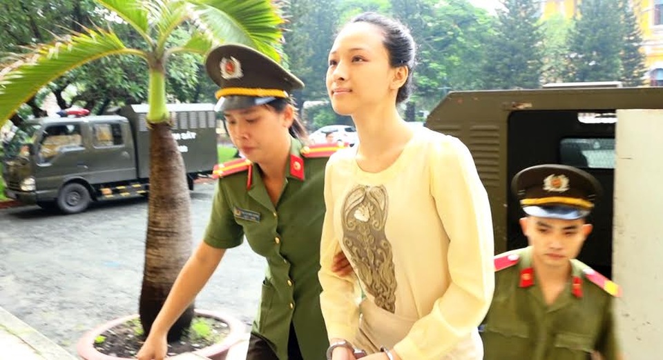 Hoa hậu Trương Hồ Phương Nga hầu tòa - 1
Bị cáo Trương Hồ Phương Nga được đưa vào phòng xử án