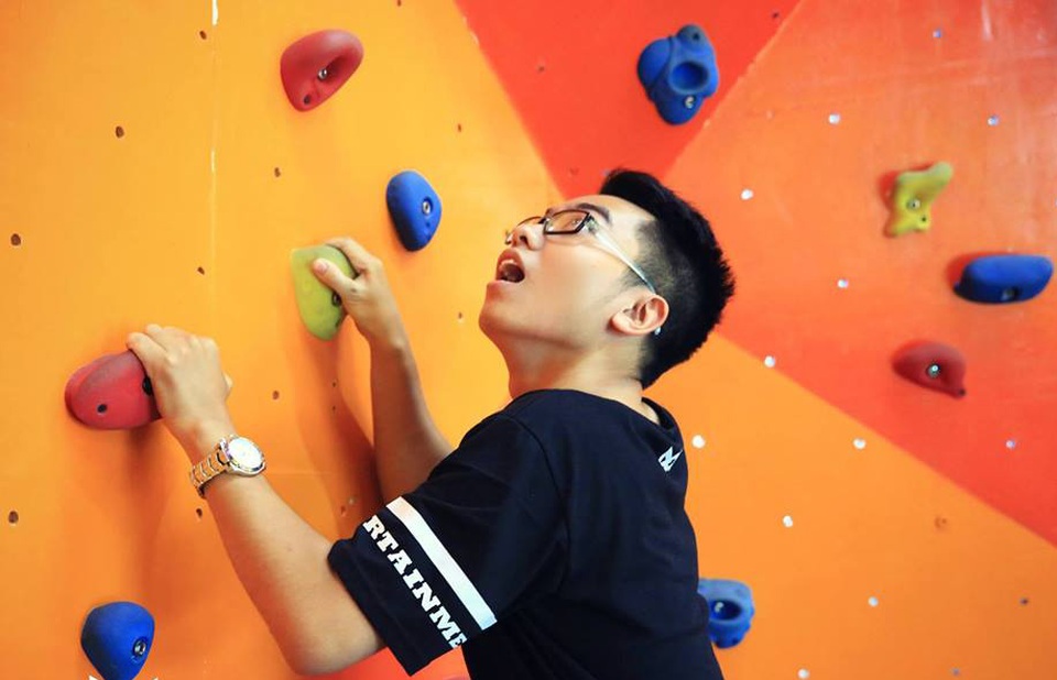 Bỏ việc nghìn đô tại Mỹ, chàng trai Việt về quê phát triển game phi điện tử - 4
Leo núi trong nhà.
