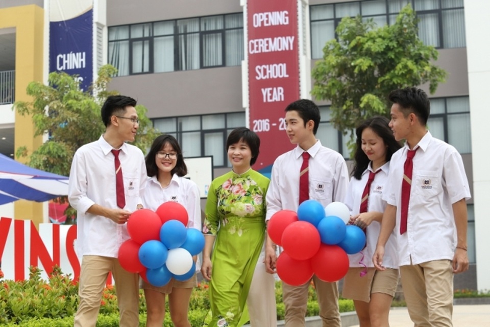 Lãnh đạo Đảng, Nhà nước dự khai giảng cùng các em học sinh - 35
Hôm nay, hơn 13.000 học sinh Vinschool nô nức khai giảng, chào mừng năm học 2016 – 2017.