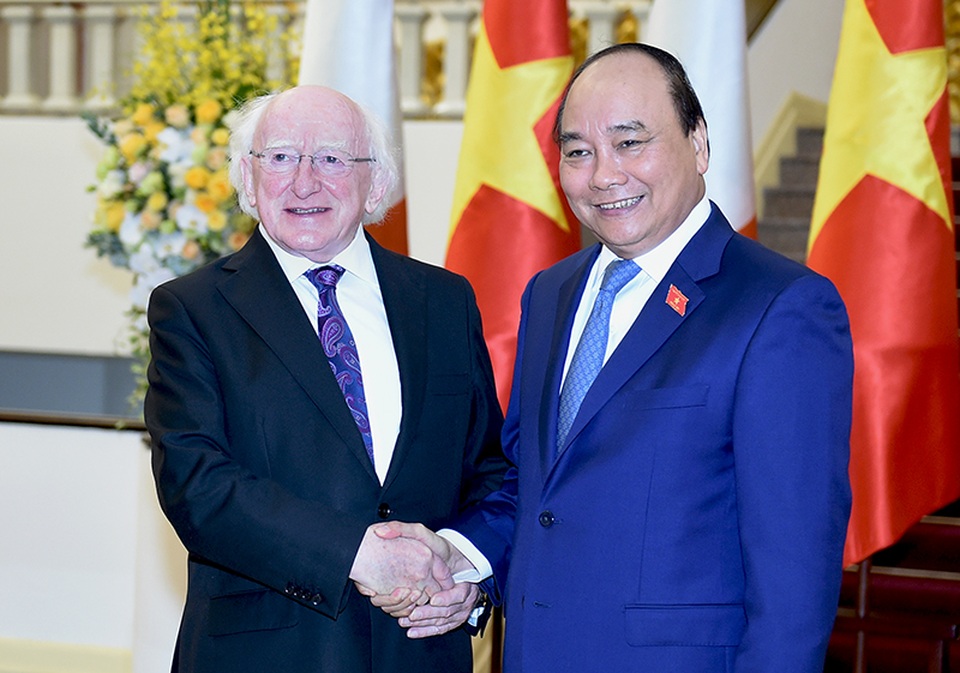 Thủ tướng hội kiến Tổng thống Ireland - 1
Thủ tướng Nguyễn Xuân Phúc hội kiến Tổng thống Ireland tại trụ sở Chính phủ.