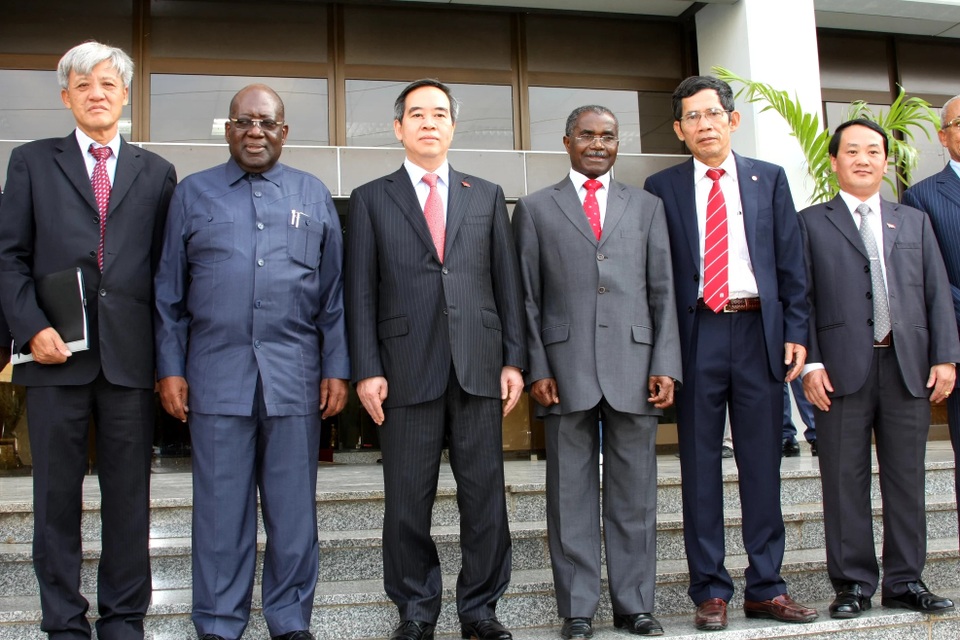 Trưởng ban Kinh tế Trung ương Nguyễn Văn Bình thăm Angola - 1 
Trưởng ban Kinh tế Trung ương Nguyễn Văn Bình (thứ ba từ trái sang) trước phiên hội kiến với Uỷ viên Bộ Chính trị, Tổng thư ký Đảng Phong trào Nhân dân Giải phóng Angola (MPLA) Antonio Paulo Kassoma