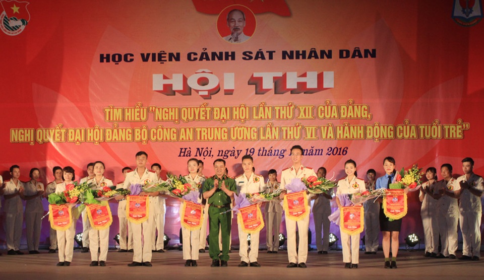 
Đại diện các đội thi nhận hoa và cờ lưu niệm từ Phó Giám đốc Học viện - Thiếu tướng, PGS.TS Đặng Xuân Khang.
