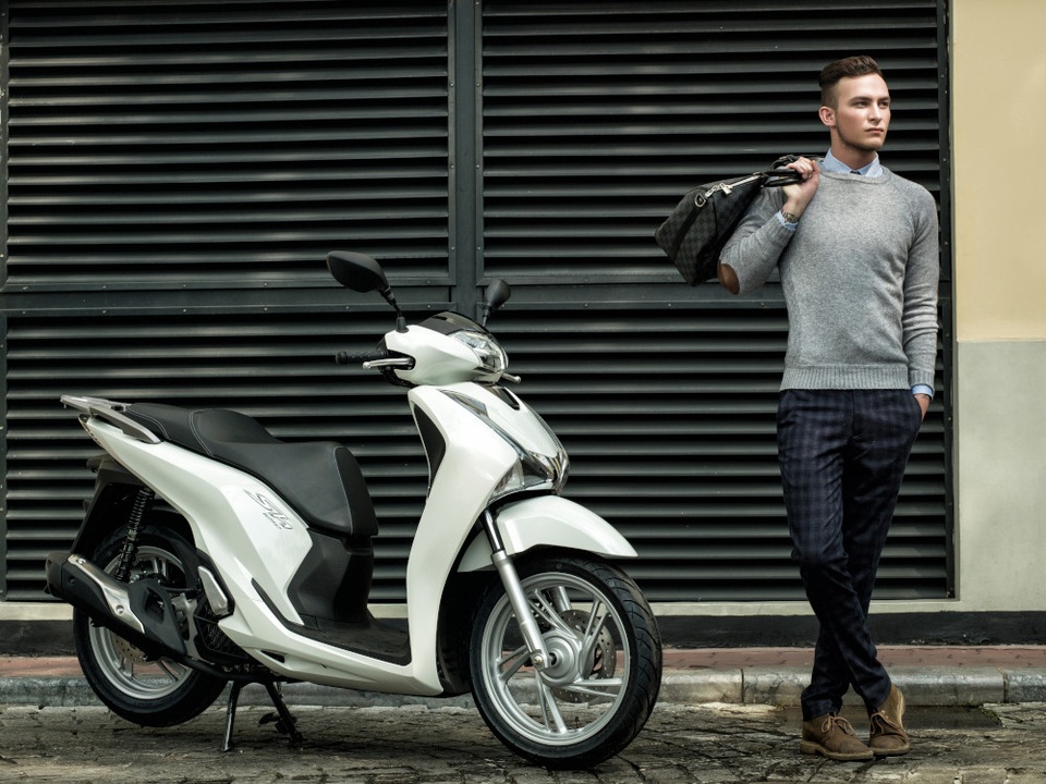 Honda SH hướng tới phong cách thời trang thanh lịch - 3
Vẫn là hệ thống khóa thông minh tích hợp các chức năng khóa/ mở xe từ xa, xác định vị trí xe và báo động chống trộm như phiên bản 2015 nhưng ở phiên bản mới này, Honda trang bị cho SH hai chìa khóa có kèm thiết bị hỗ trợ chứ không phải là một chìa (chính) như trước.