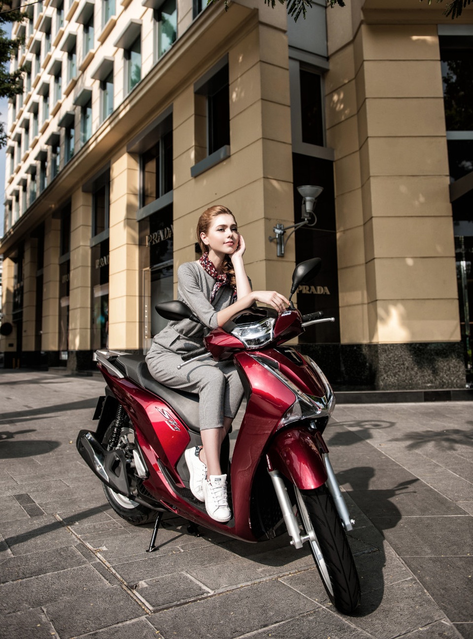 Honda SH hướng tới phong cách thời trang thanh lịch - 10
Honda SH mới có giá bán xuất xưởng từ 68 đến 90 triệu đồng tuỳ phiên bản 125 hay 150 phân khối, trang bị phanh kết hợp hay phanh ABS