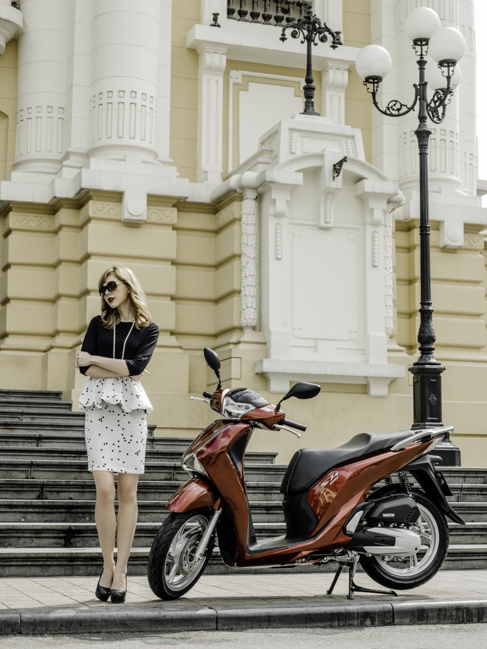 Honda SH hướng tới phong cách thời trang thanh lịch - 4
Honda SH mới có thêm một tiện ích mới với hộc đựng đồ kết hợp cổng sạc điện thoại và móc treo đồ phía trước…