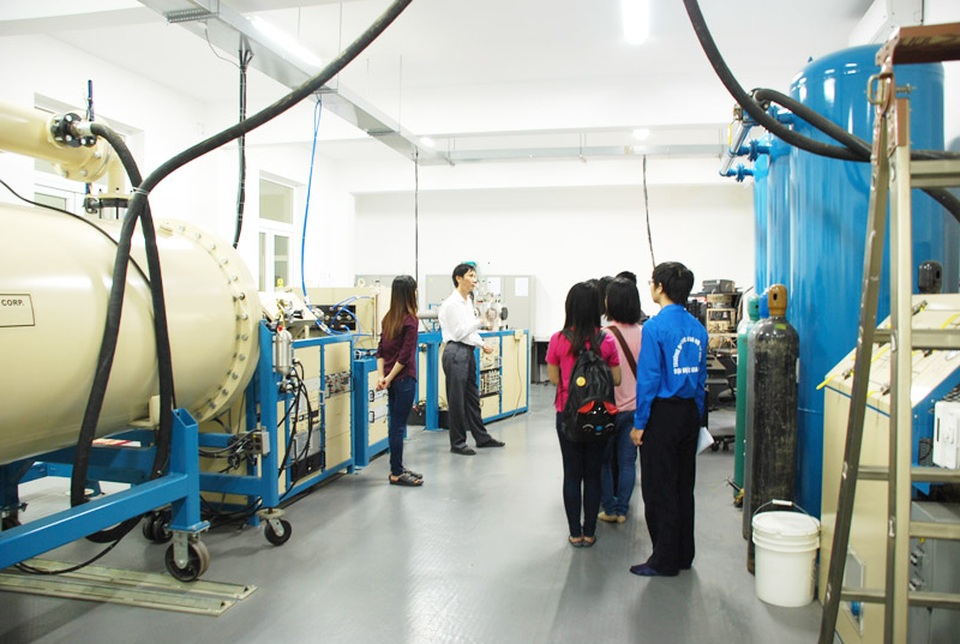 Học sinh Hà Nội lần đầu "ngắm" phòng thí nghiệm vật lý hạt nhân - 2
Các bạn sinh viên và học sinh thăm quan phòng thí nghiệm vật lý hạt nhân