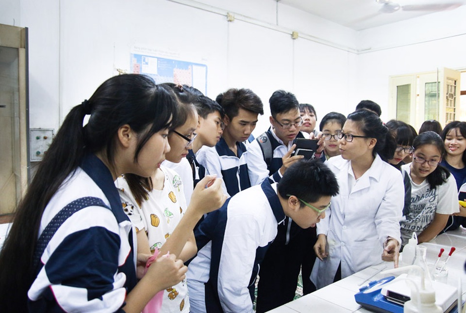 Học sinh Hà Nội lần đầu "ngắm" phòng thí nghiệm vật lý hạt nhân - 1
Các em học sinh được tận mắt chứng kiến những thí nghiệm khoa học thực thụ, điều mà những sinh viên của ĐH Khoa học Tự nhiên thực hiện hàng ngày