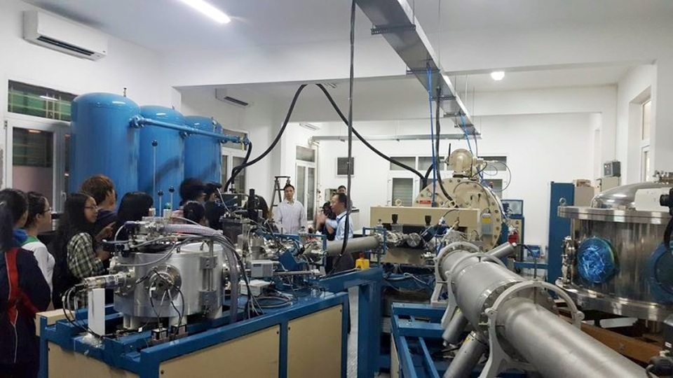 Học sinh Hà Nội lần đầu "ngắm" phòng thí nghiệm vật lý hạt nhân - 3
Quan sát máy gia tốc tĩnh điện Tandem, Pelletron 5SDH-2 - “trái tim” của nghiên cứu ứng dụng của Vật lý và công nghệ hạt nhân của trường ĐH Khoa học Tự nhiên