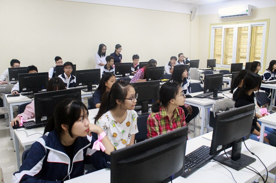 Học sinh Hà Nội lần đầu "ngắm" phòng thí nghiệm vật lý hạt nhân - 4
Tham quan phòng tin học