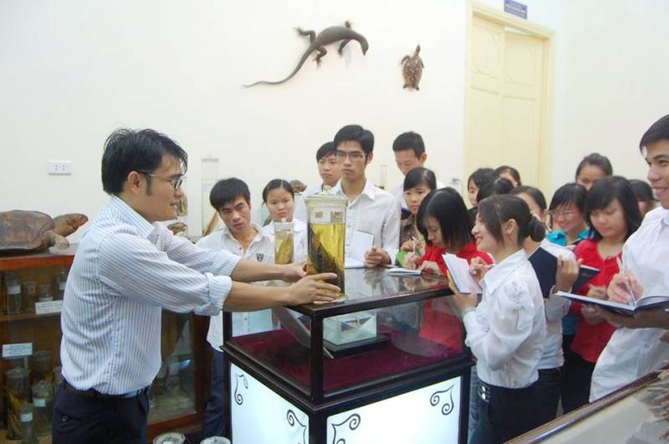 Học sinh Hà Nội lần đầu "ngắm" phòng thí nghiệm vật lý hạt nhân - 5
Quan sát tiêu bản động vật trong phòng triển lãm và lưu trữ