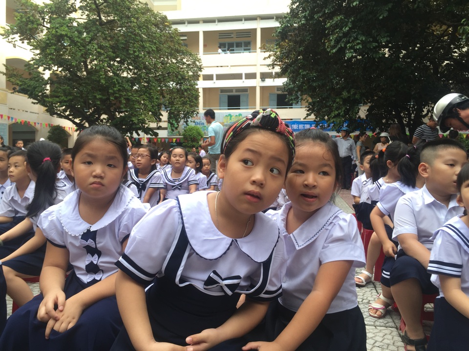 Lãnh đạo Đảng, Nhà nước dự khai giảng cùng các em học sinh - 49 Học trò lớp 1 bỡ ngỡ với trường mới, lớp mới, bạn mới. (Ảnh: Khánh Hiền)