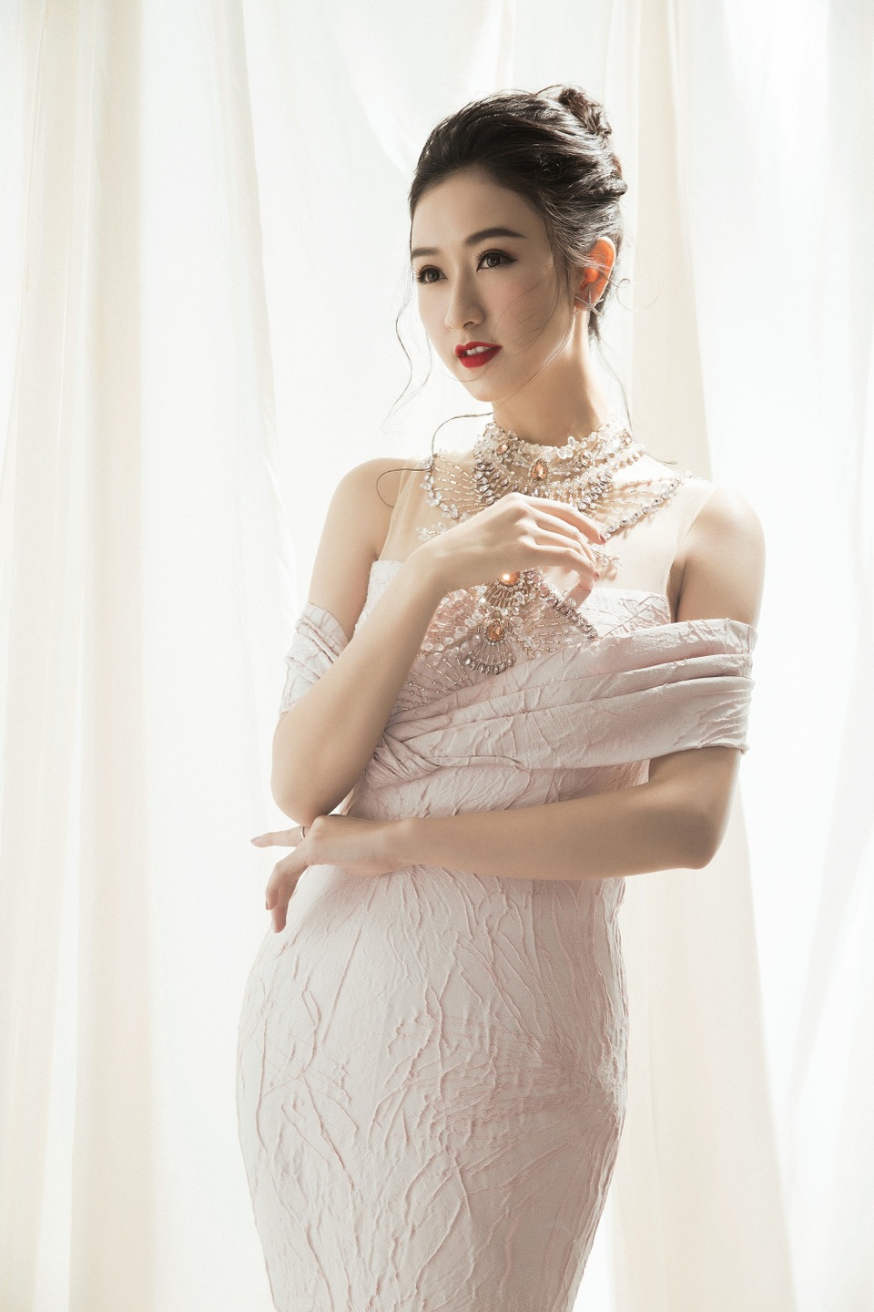 Á hậu Hà Thu chưa nghĩ đến chuyện lấy chồng trong năm mới - 8 Á hậu Hà Thu chưa nghĩ đến chuyện lấy chồng trong năm mới - 8