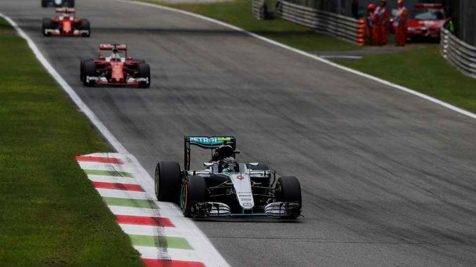 Rosberg thắng dễ trong ngày Hamilton phạm sai lầm - 4 Rosberg thắng dễ trong ngày Hamilton phạm sai lầm - 4