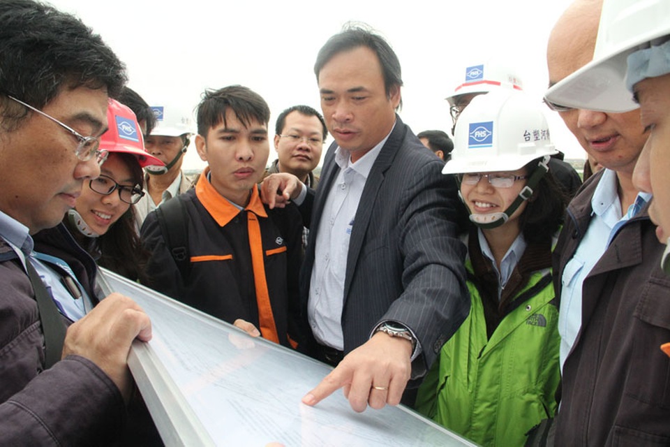 Formosa cố gắng khắc phục lỗi vi phạm để đi vào hoạt động - 1
Đoàn công tác tiến hành kiểm tra tiến độ xây dựng các hệ thống phụ trợ cải thiện môi trường.