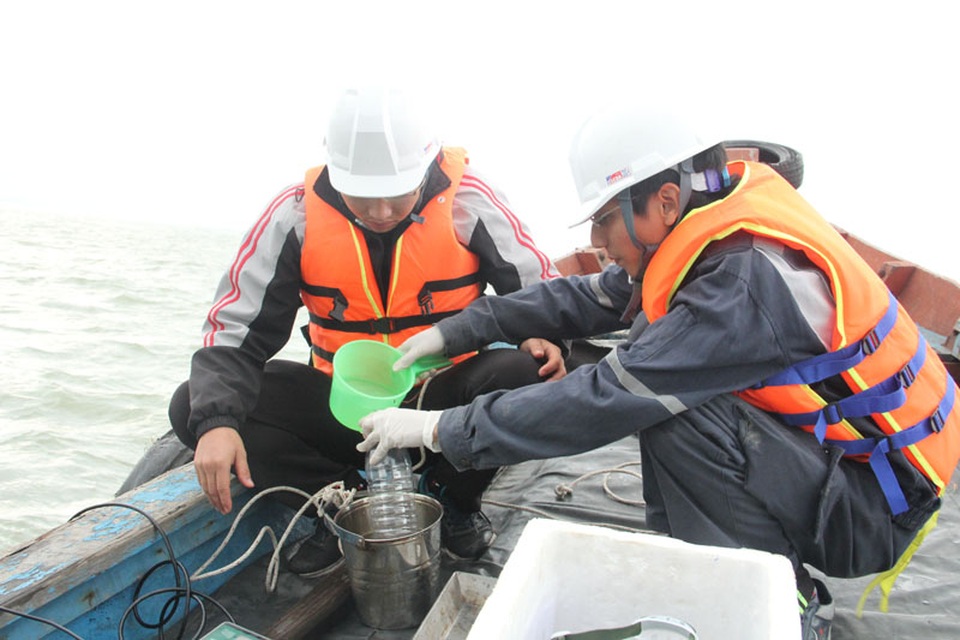 Formosa cố gắng khắc phục lỗi vi phạm để đi vào hoạt động - 2
Đoàn công tác tiếp tục lấy mẫu nước biển quanh KCN Formosa để kiểm tra độ an toàn.