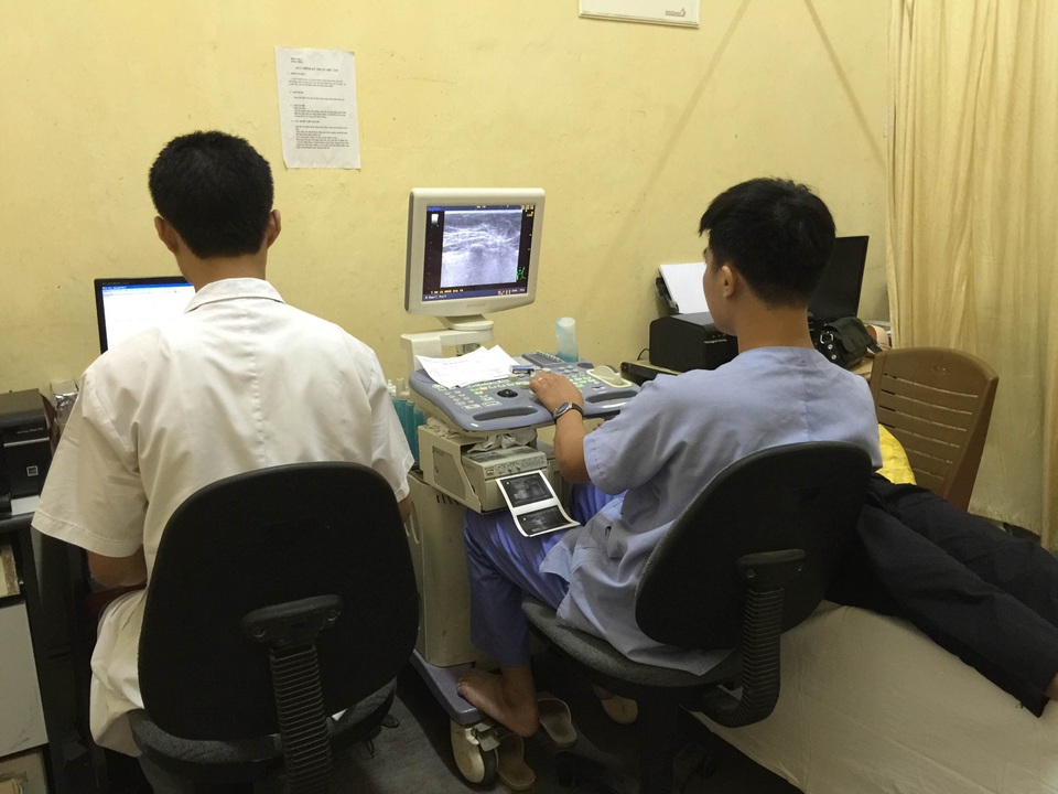 Theo chân các bà các mẹ trong ngày đầu tiên của chiến dịch tầm soát ung thư vú - 5
Để được khám và trả kết quả tư vấn