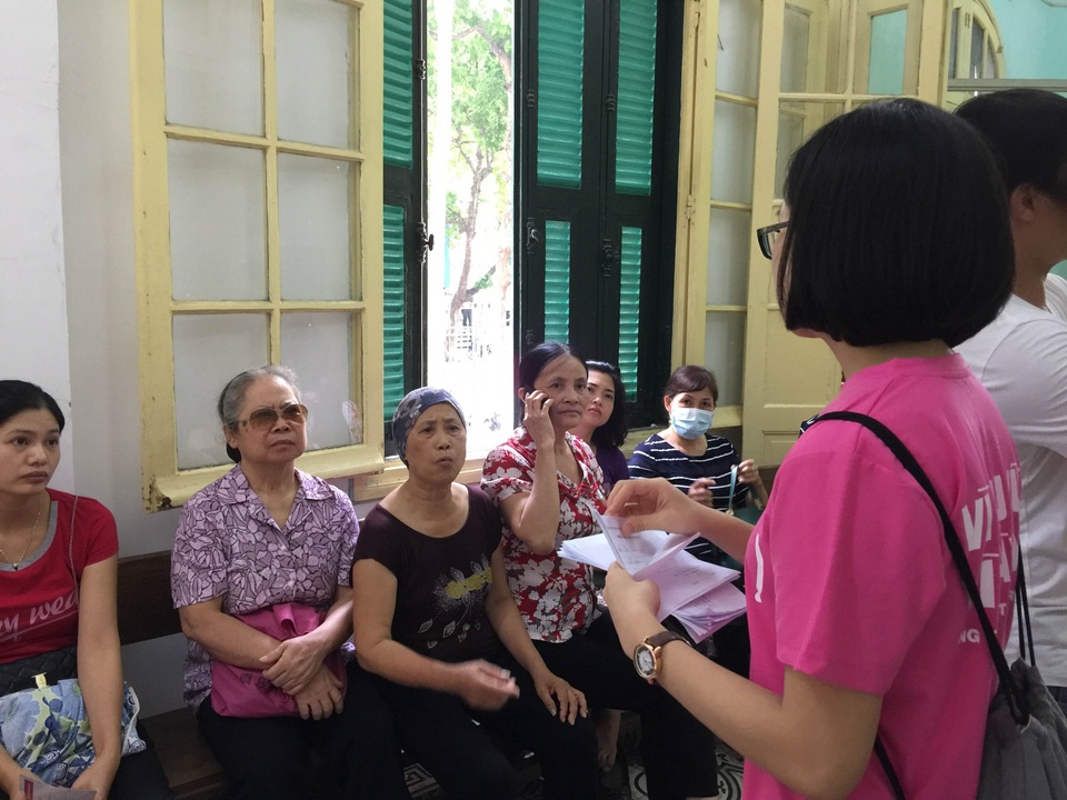 Theo chân các bà các mẹ trong ngày đầu tiên của chiến dịch tầm soát ung thư vú - 3
Sau đó, chị em sẽ xuống phòng siêu âm