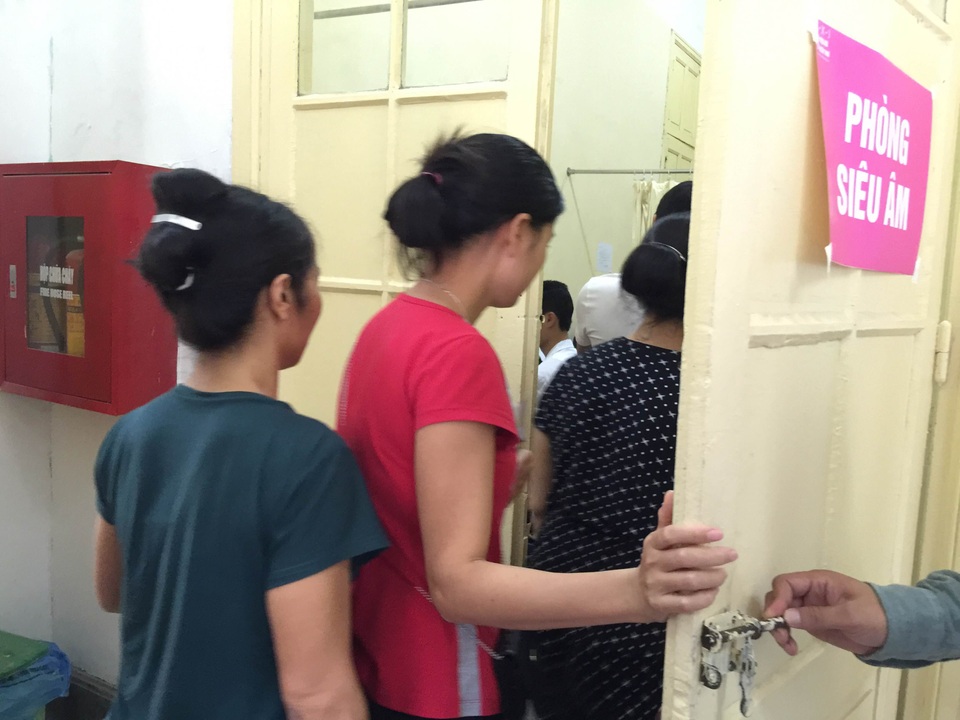 Theo chân các bà các mẹ trong ngày đầu tiên của chiến dịch tầm soát ung thư vú - 4 Theo chân các bà các mẹ trong ngày đầu tiên của chiến dịch tầm soát ung thư vú - 4
