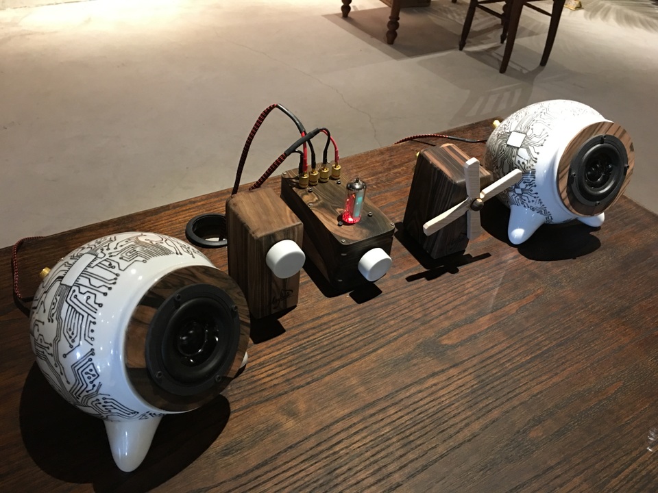Độc đáo những chiếc loa làm từ gốm sứ thủ công - 1
Loa điện động có thùng bằng gốm sứ Bát Tràng.