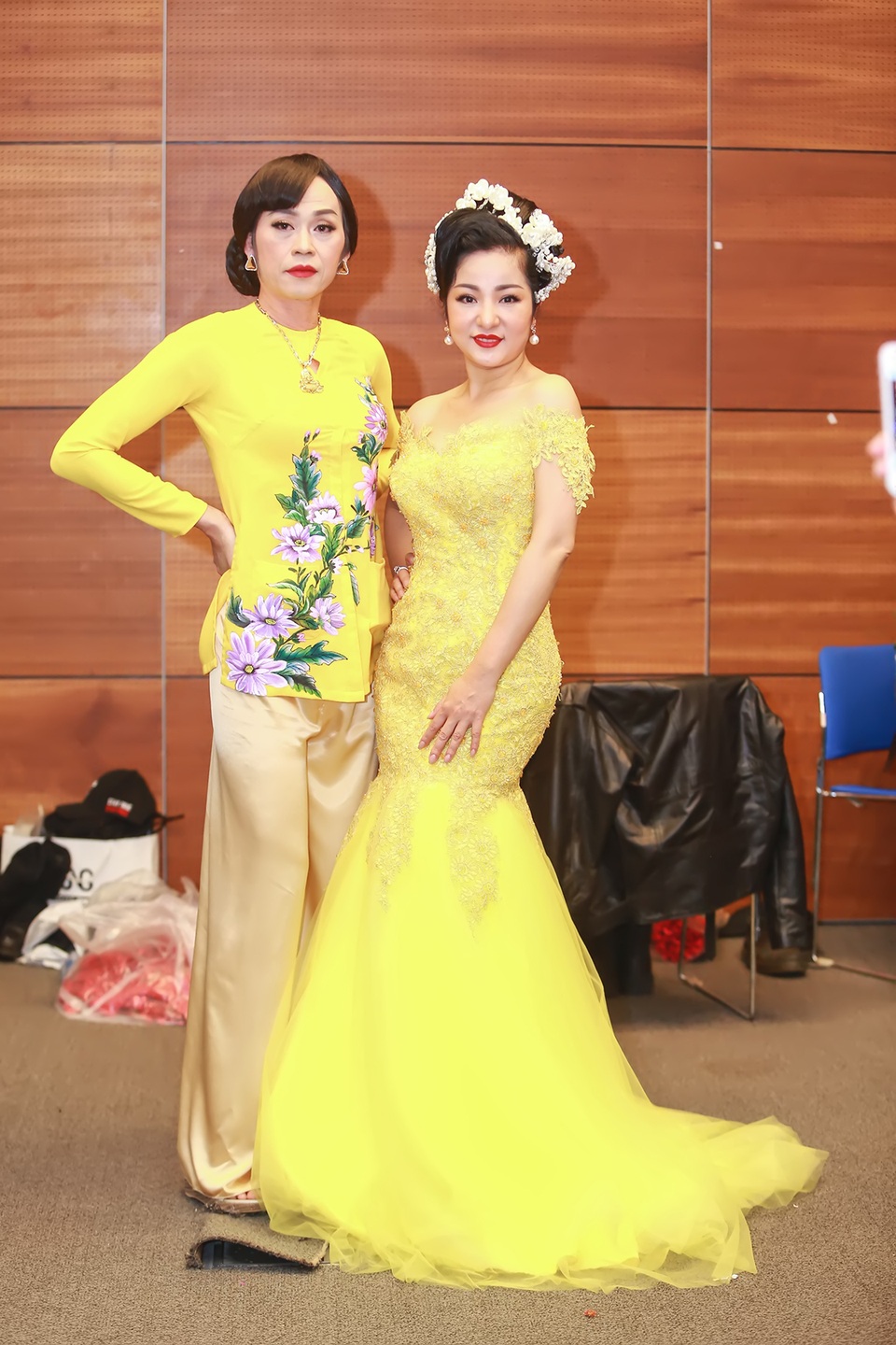 Tuy nhiên, trong một chương trình tại Hà Nội, Hoài Linh đã “bước qua lời nguyền” đóng gả gái khi diễn chung cùng Thuý Nga. Tiểu phẩm họ đóng chung là “Chuyện không ngờ” trong đó nghệ sĩ Hoài Linh vào vai bà mẹ. Anh nhận được những tràng pháo tay của khán giả trong trường quay khi bước lên sân khấu.