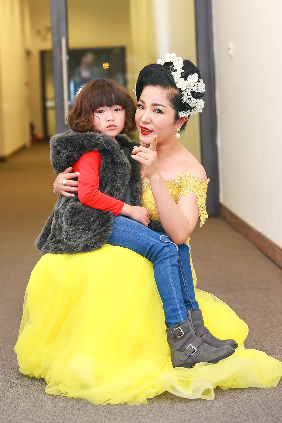 Vừa trở về từ Mỹ, danh hài Thúy Nga đã tất bật chạy show trong Nam, ngoài Bắc trong các chương trình hài đón năm mới. Bé Nguyệt Cát- cũng “tháp tùng” mẹ trong những chuyến đi. Sở dĩ bé Nguyệt Cát có mặt “chạy sô” cùng mẹ bởi vì cô bé đang trong kỳ nghỉ lễ nên Thúy Nga cũng tranh thủ đưa con về thăm bà ngoại và gia đình.