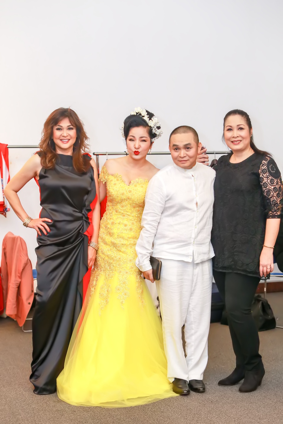 Hoài Linh “bước qua lời nguyền”, giả gái đóng hài cùng Thuý Nga - 7