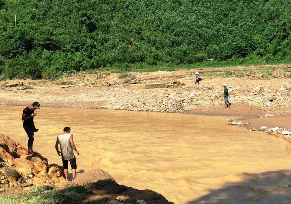 Phát hiện thêm 2 thi thể gần hiện trường vụ sạt lở đất 7 người thương vong - 1
Khu vực bản Đơn, xã Châu Hội, huyện Qùy Châu, nơi phát hiện thi thể nạn nhân