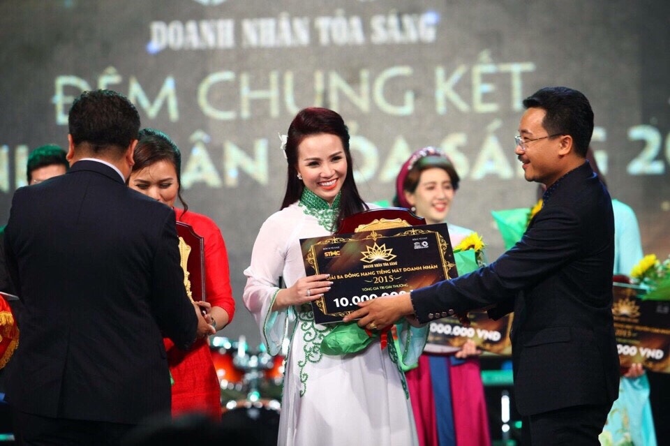 Lòng nhân ái ẩn chứa trong trái tim hồng - 1
Nữ doanh nhân Bùi Phương Anh được mệnh danh là người đàn bà Văn Võ trong làng doanh nhân Việt.