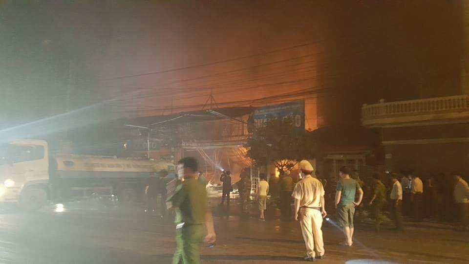 
PCCC điều động nhiều xe và chiến sĩ đến dập lửa
