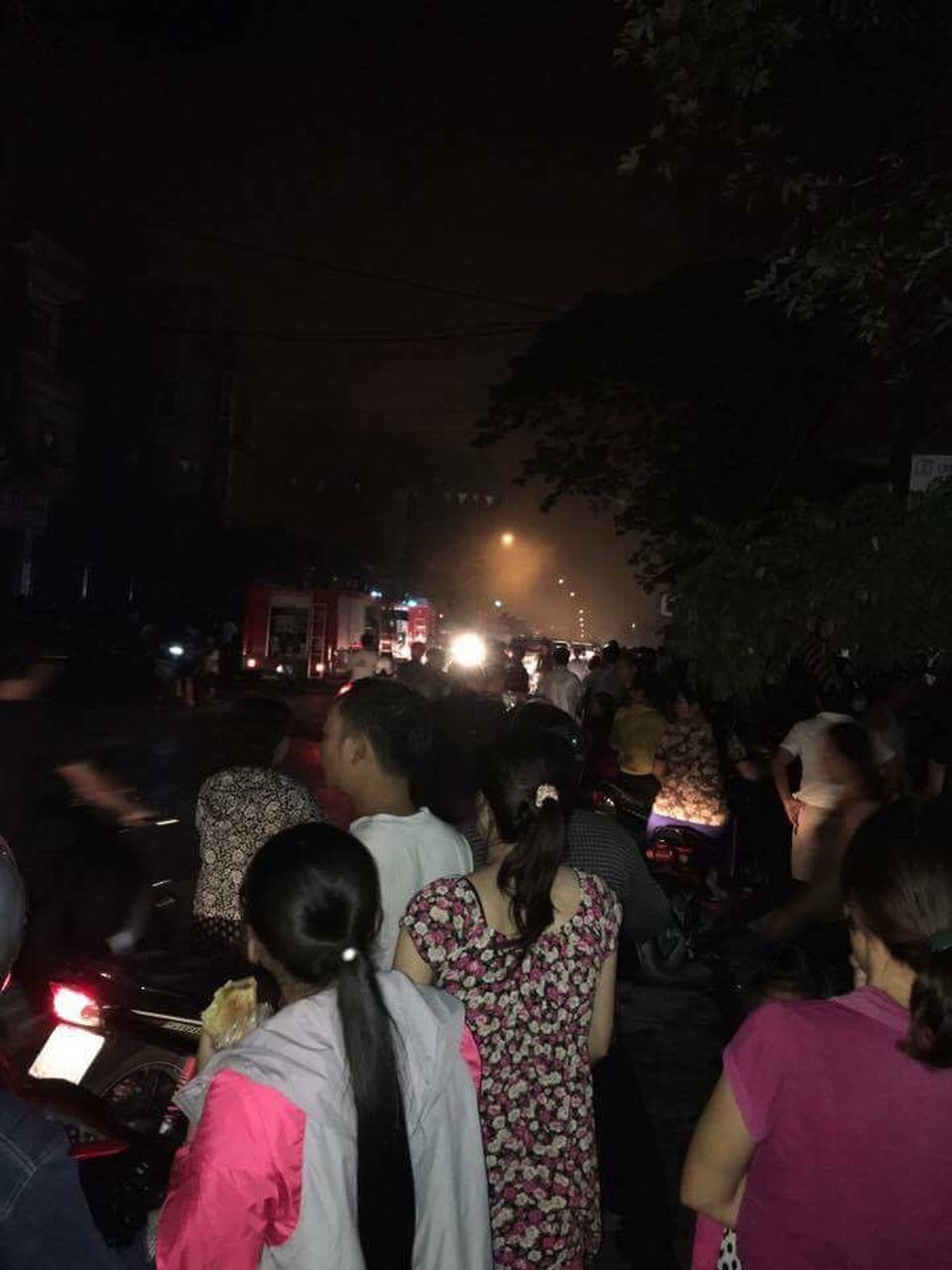 
Rất đông người dân hiếu kỳ đứng xem
