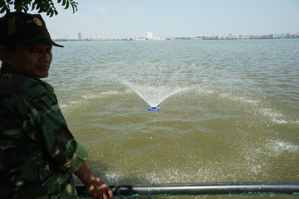 Cá chết giảm, người dân trở lại hồ Tây tập thể dục - 2
Trong nỗ lực ứng phó với hiện tượng môi trường bất ngờ, thành phố đưa hàng chục máy tạo ô-xy xuống hồ, chạy suốt ngày đêm để cải thiện tình trạng nước.