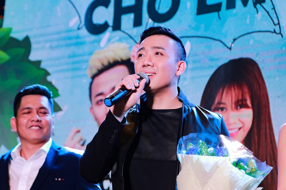 Trấn Thành hôn bà xã Hari Won trong buổi ra mắt phim - 6