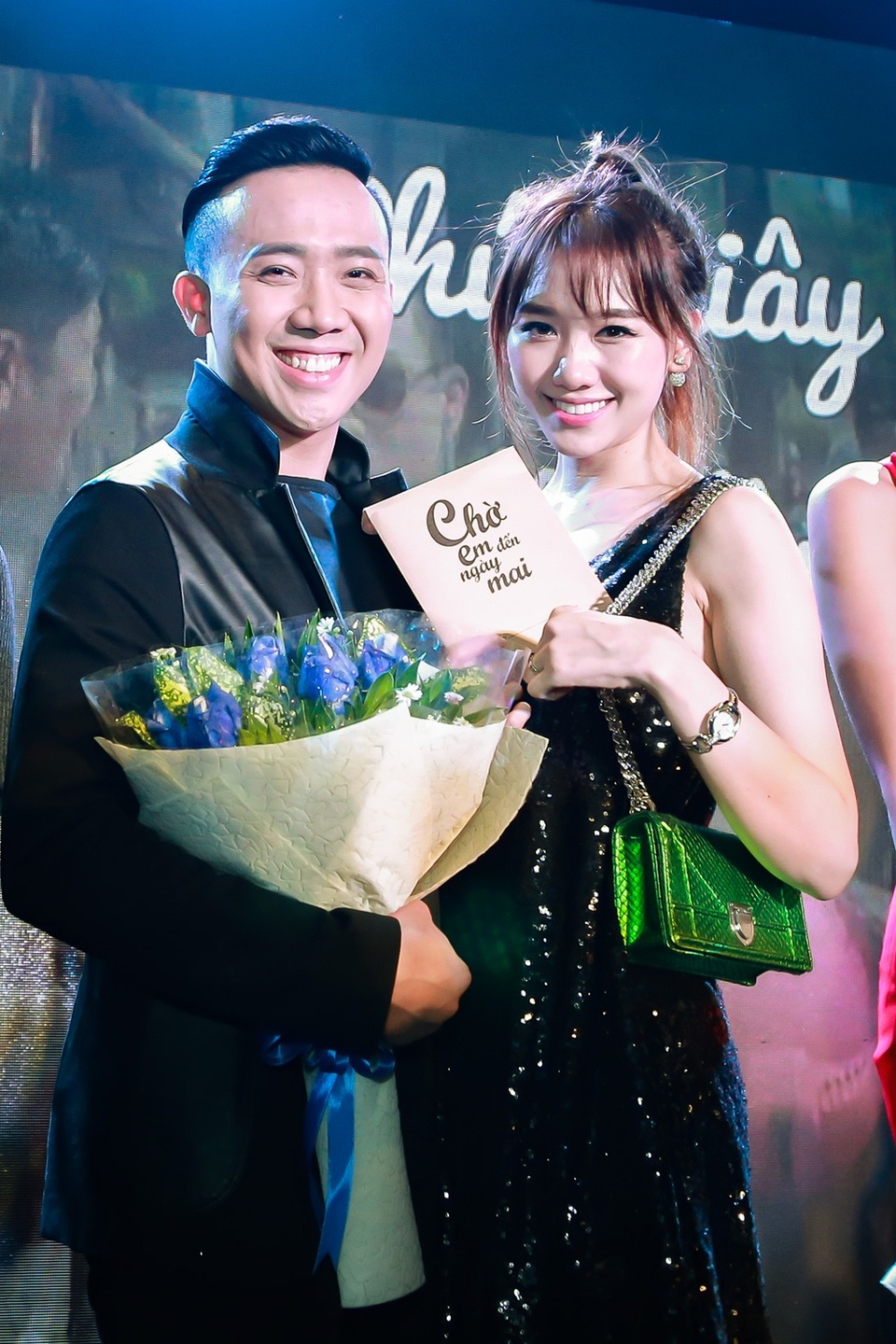 Trấn Thành hôn bà xã Hari Won trong buổi ra mắt phim - 1